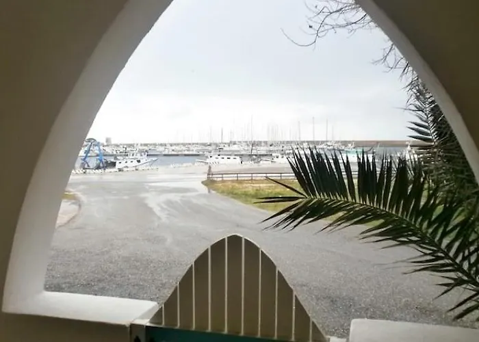 Family House By The Sea Apartman La Caletta